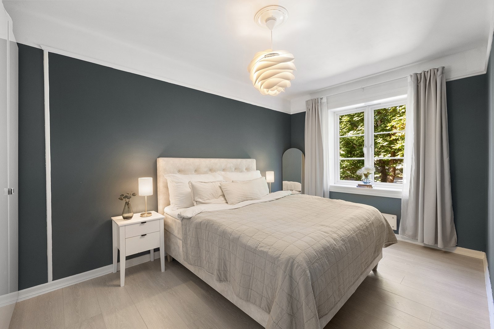 Lunt og romslig soverom med god plass til dobbeltseng, nattbord og garderobeskap. Galleribilde