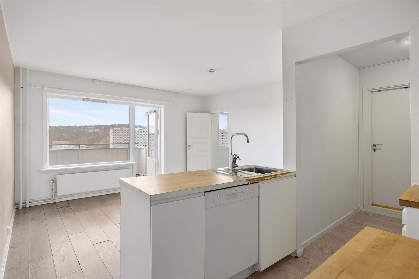 Den åpne løsningen bidrar til et luftig og sosialt oppholdsrom Galleribilde