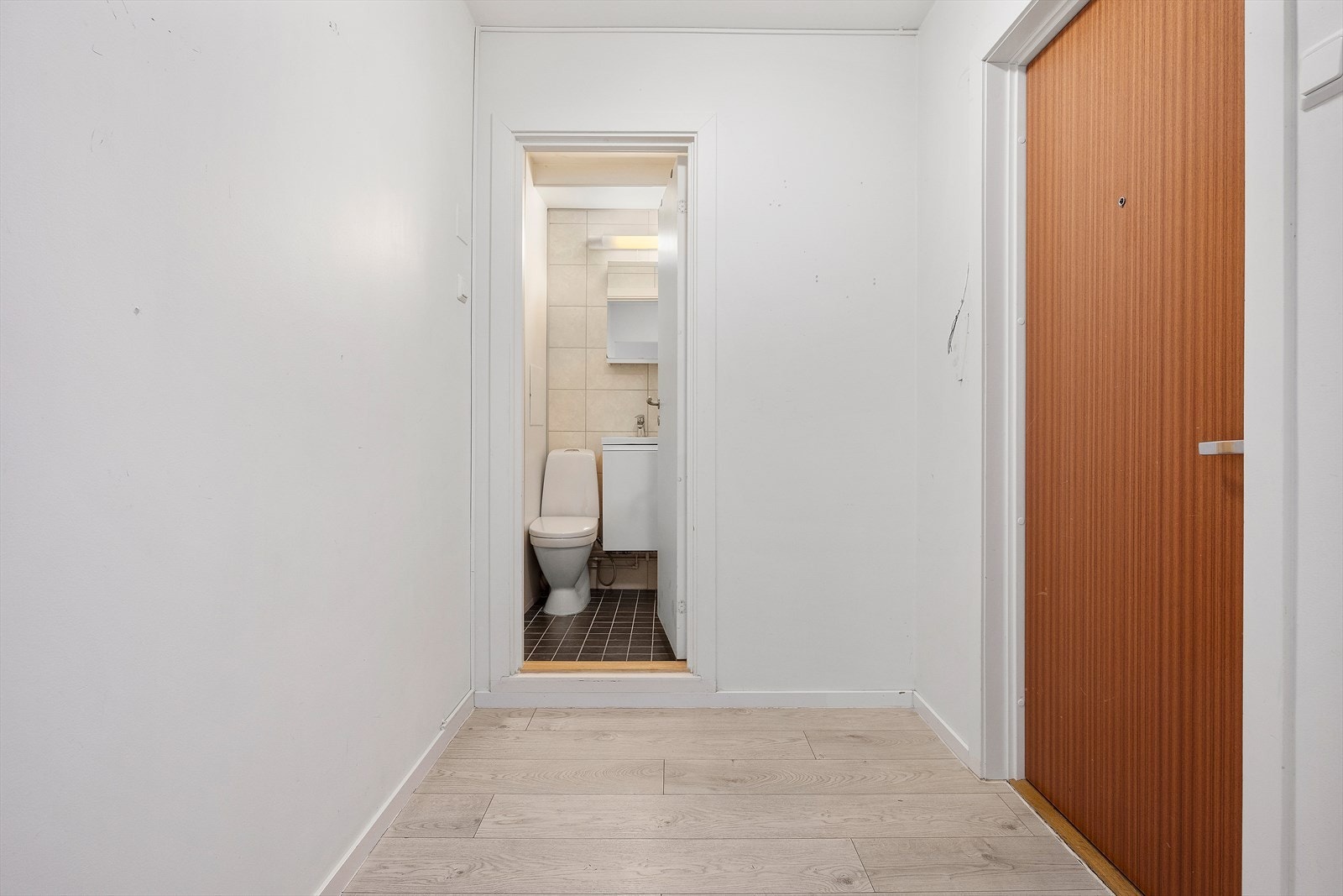 Innbydende entré som gir et godt førsteinntrykk av boligen | Entréen har plass for å sette inn garderobeskap for oppbevaring Galleribilde