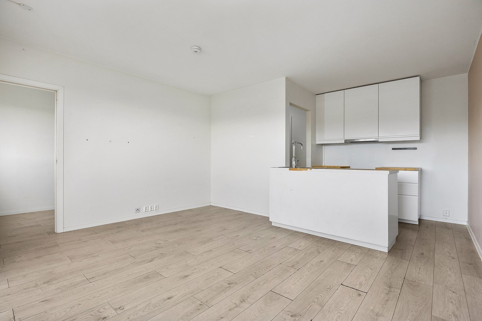 Leiligheten har en lys og åpen planløsning med tidsriktige overflater Galleribilde