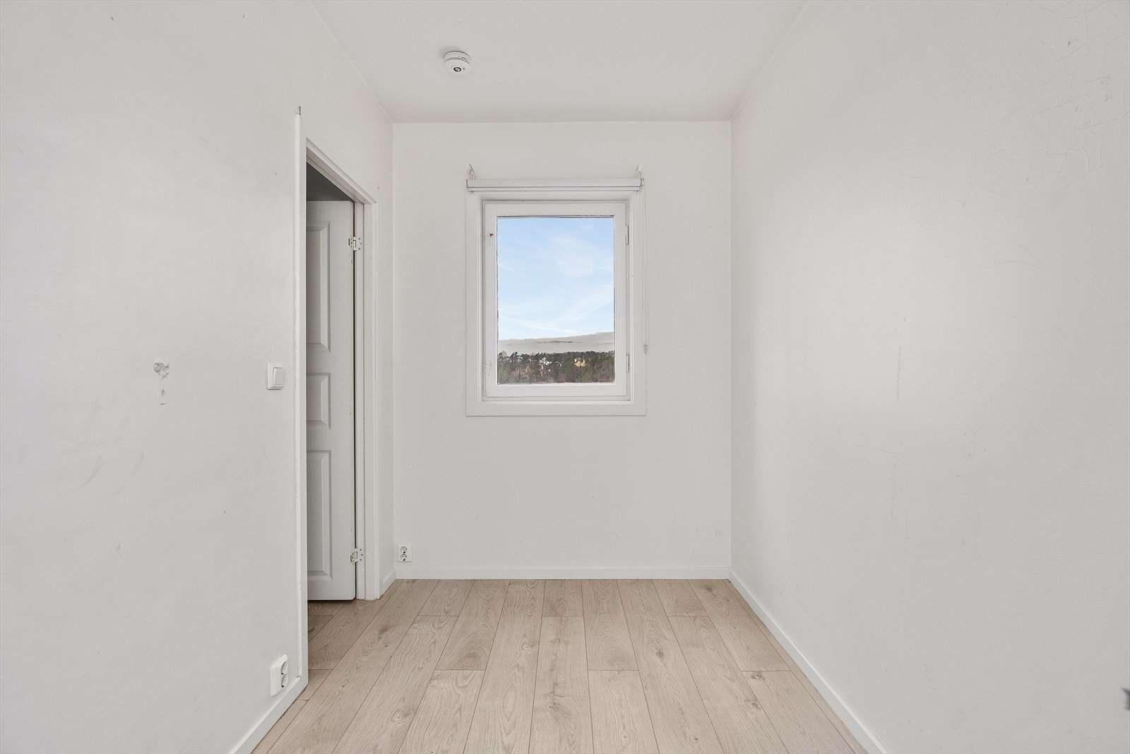 Soverommet er oppmålt til ca. 5,8 kvm som er under anbefalt størrelse for rom til varig opphold. For boenhet anbefales et minste areal på 7 kvm for rom for varig opphold. Galleribilde