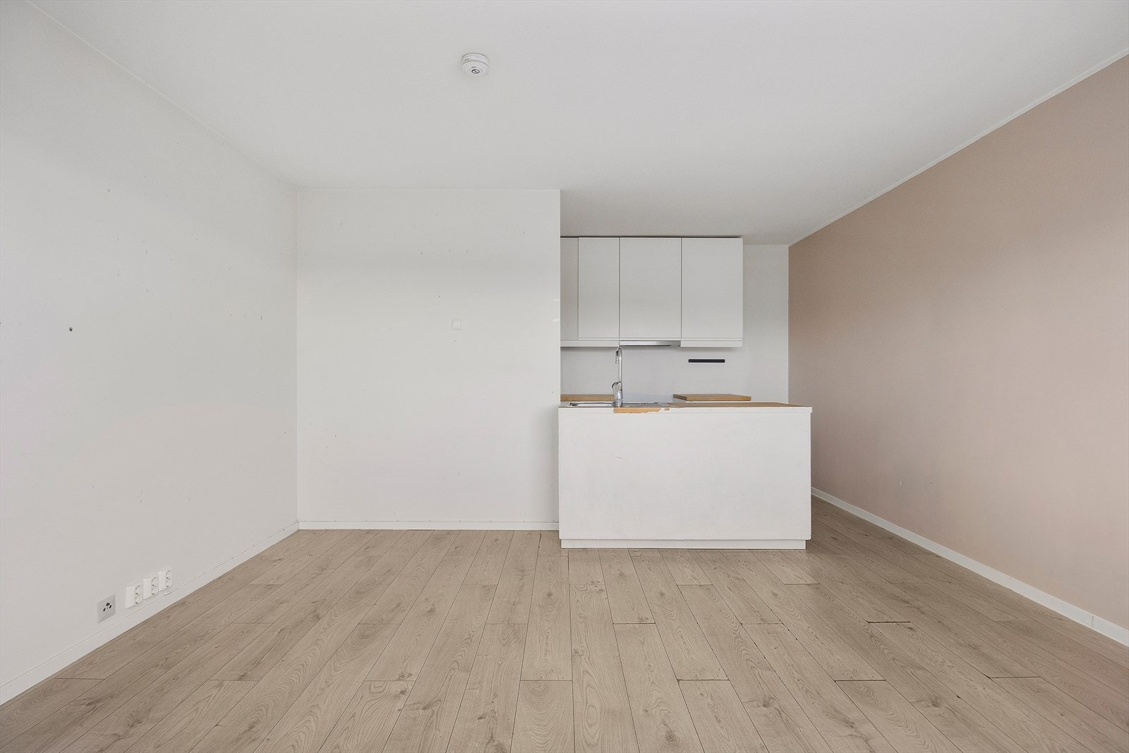 Stuen har en praktisk planløsning som gir gode møbleringsmuligheter for sofagruppe, spisebord og annet møblement Galleribilde