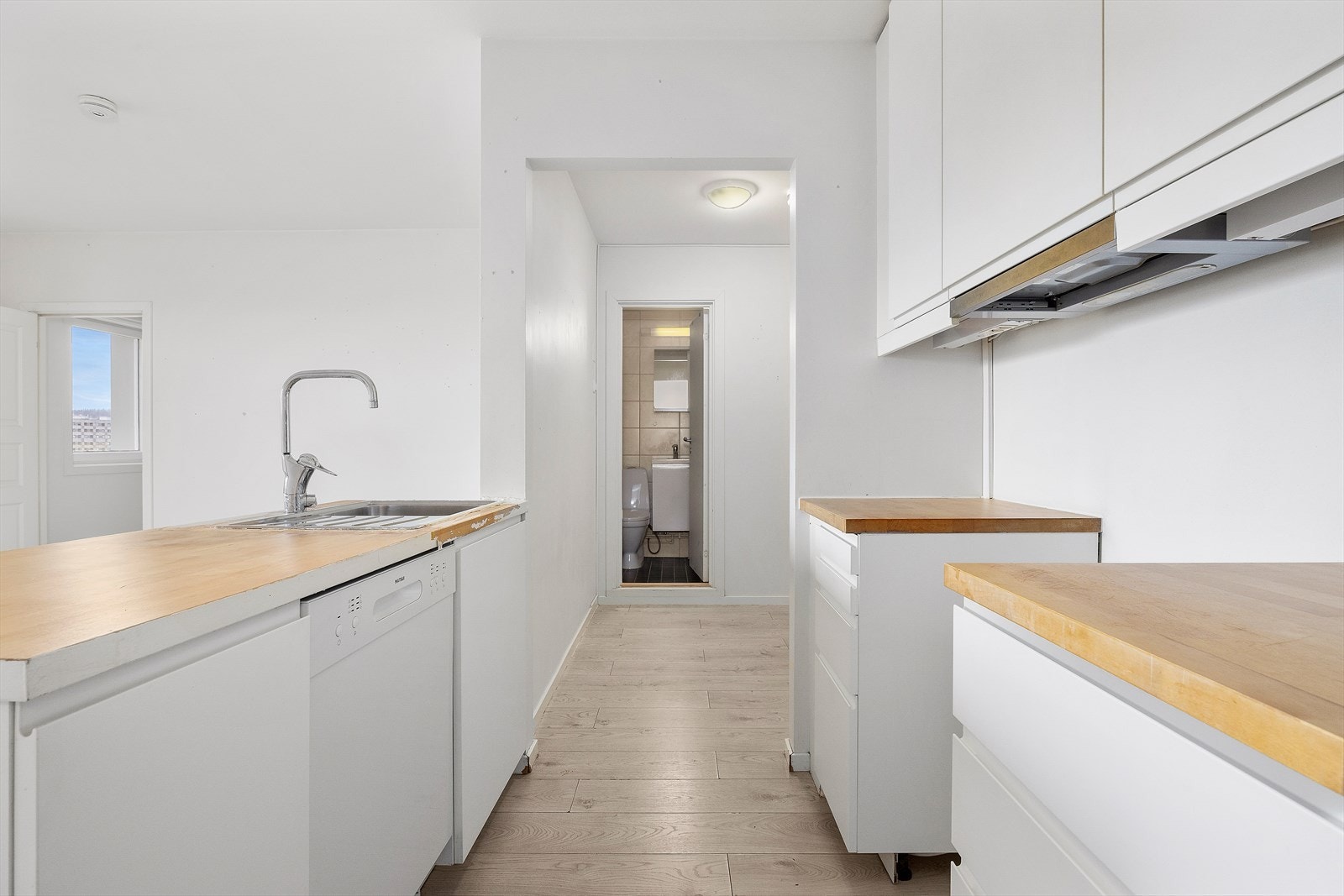 Kjøkkenet har heltre benkeplate. Takstmann kommenterer at det er noen skader på innredningen Galleribilde