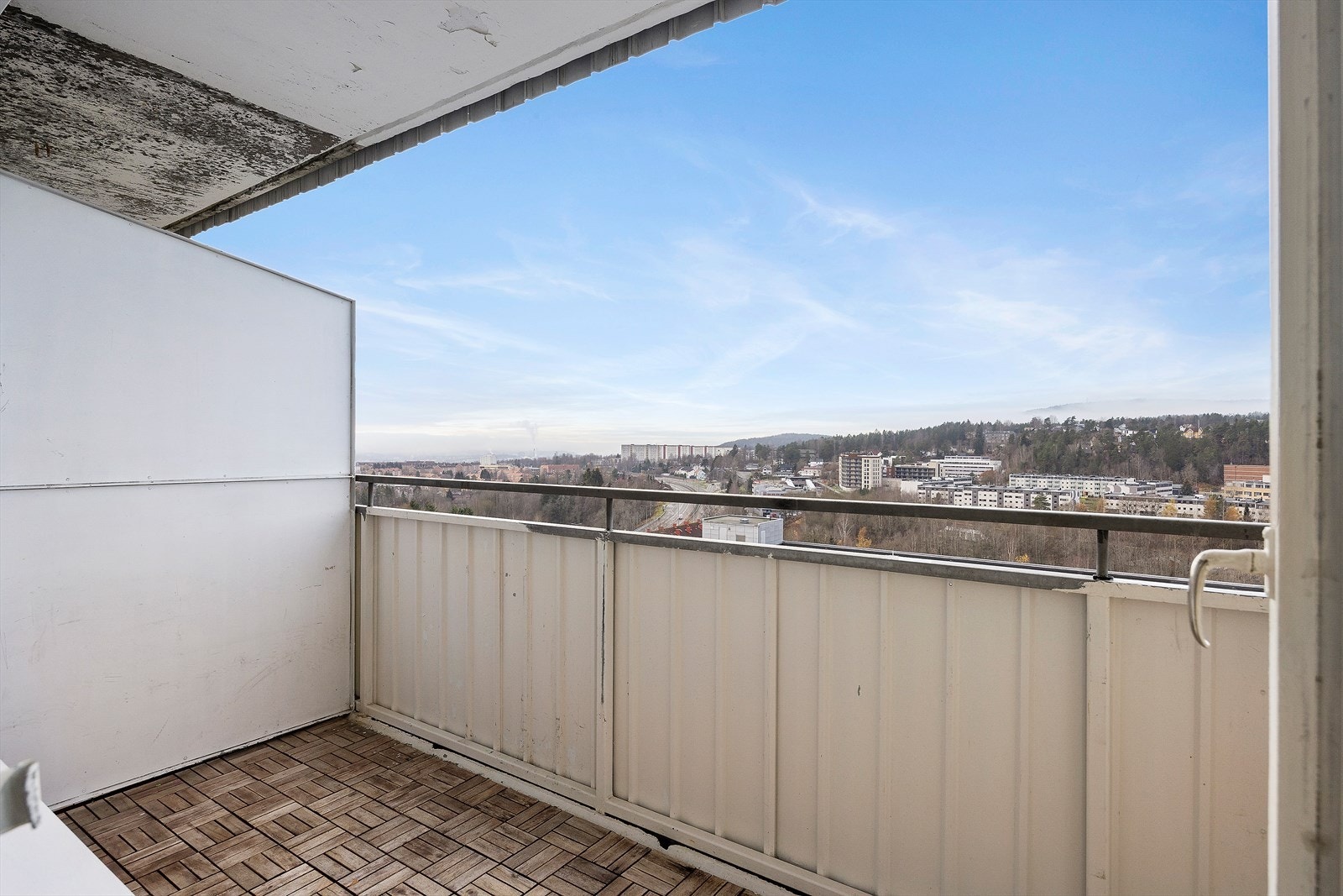 Det er en herlig balkong vendt mot vest Galleribilde