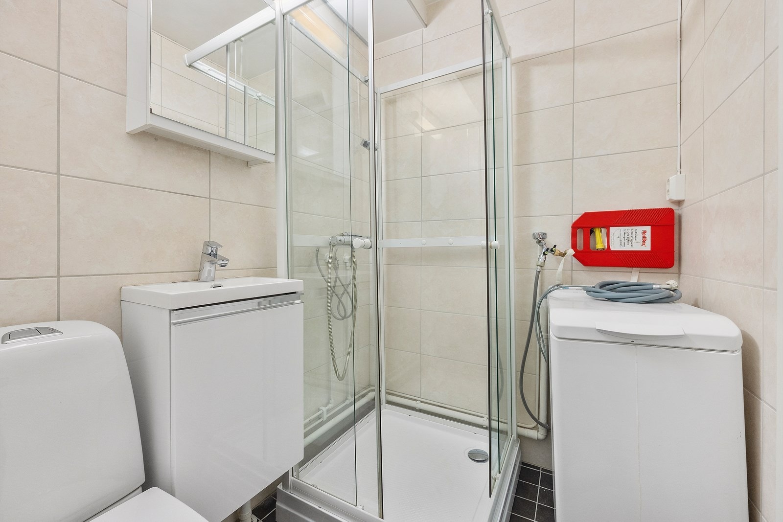 Flislagt baderom opplegg for vaskemaskin (medfølger salget) Galleribilde