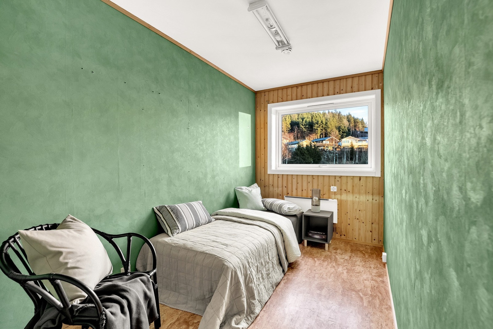 Soverommene har god plass til seng, nattbord og ønsket garderobeløsning. Galleribilde