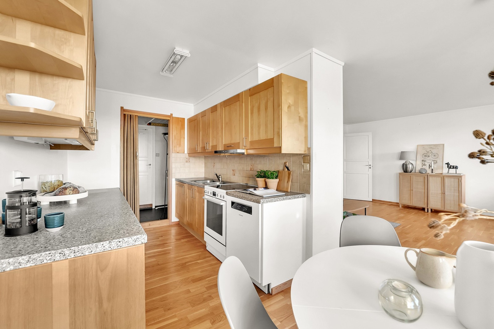 Innfelt oppvaskmaskin og komfyr med keramisk platetopp. Galleribilde