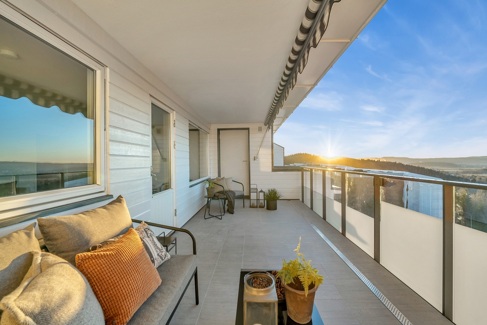 En gjennomgående 4-roms toppleilighet med stor vestvendt balkong på hele 18 m². Galleribilde