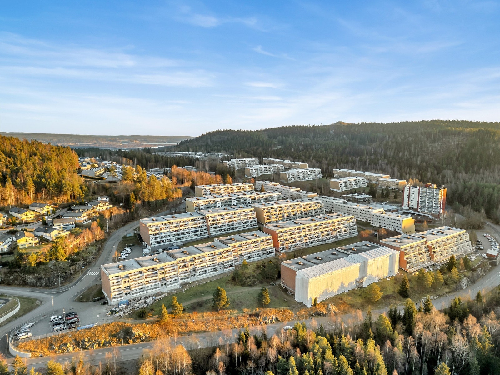 Videre ligger skoler, barnehager, offentlig kommunikasjon og idrettstilbud i umiddelbar nærhet til leiligheten. Galleribilde