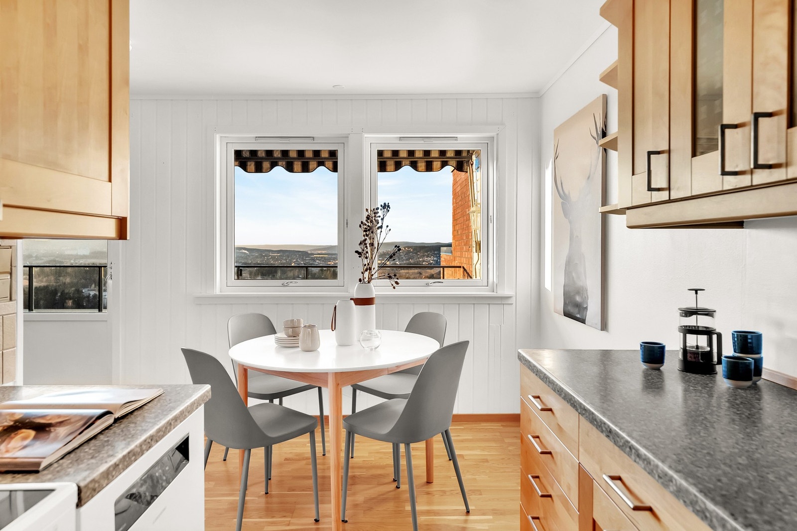 God plass til hyggelig spisegruppe hvor morgenkaffen kan nytes. Galleribilde