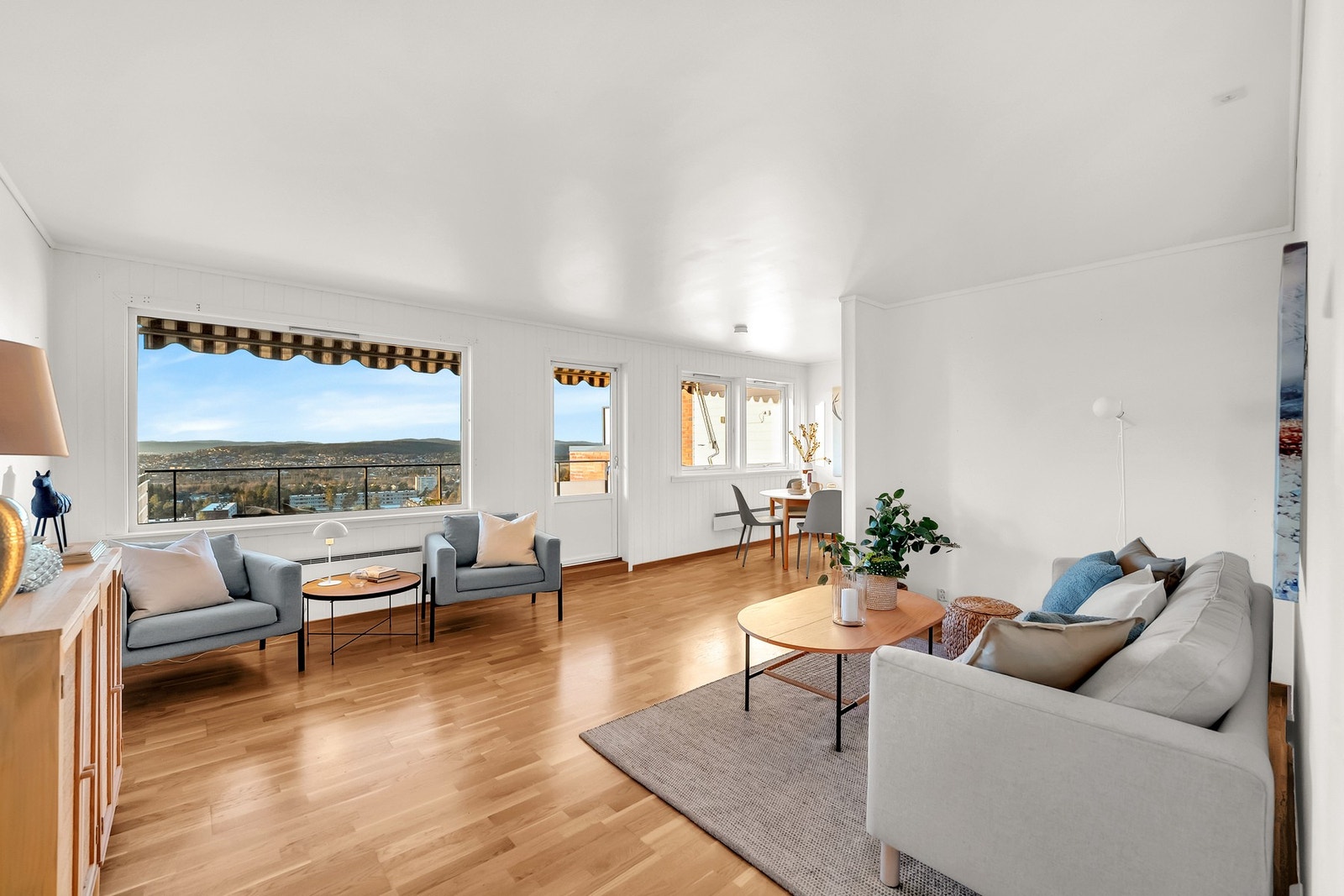 Lys og luftig stue med delvis åpen kjøkkenløsning, som gjør rommet til et sosialt oppholdsrom. Galleribilde