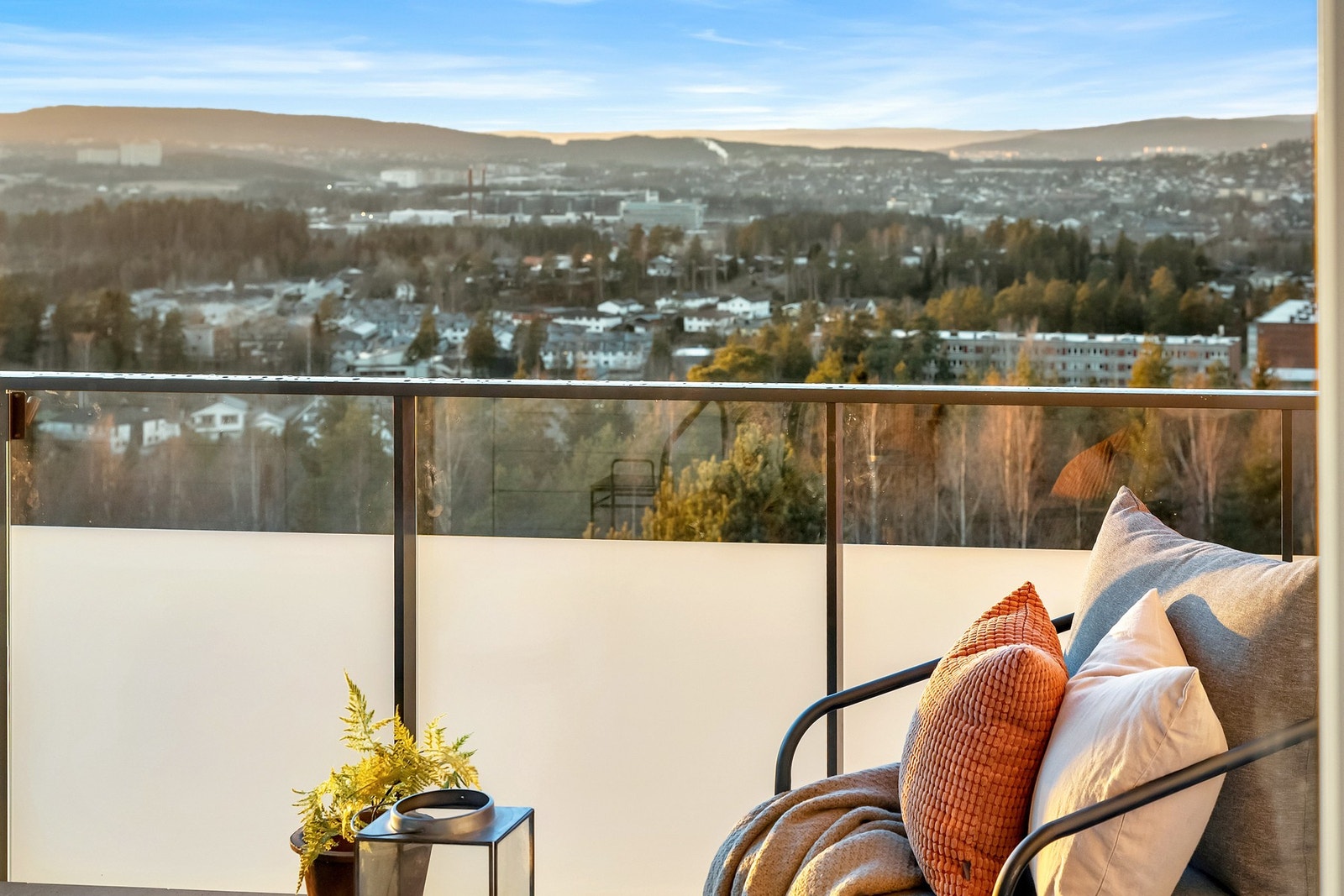 Beliggende på toppen av blokka, helt inntil markagrensen i et barnevennlig og populært boligområde. Galleribilde