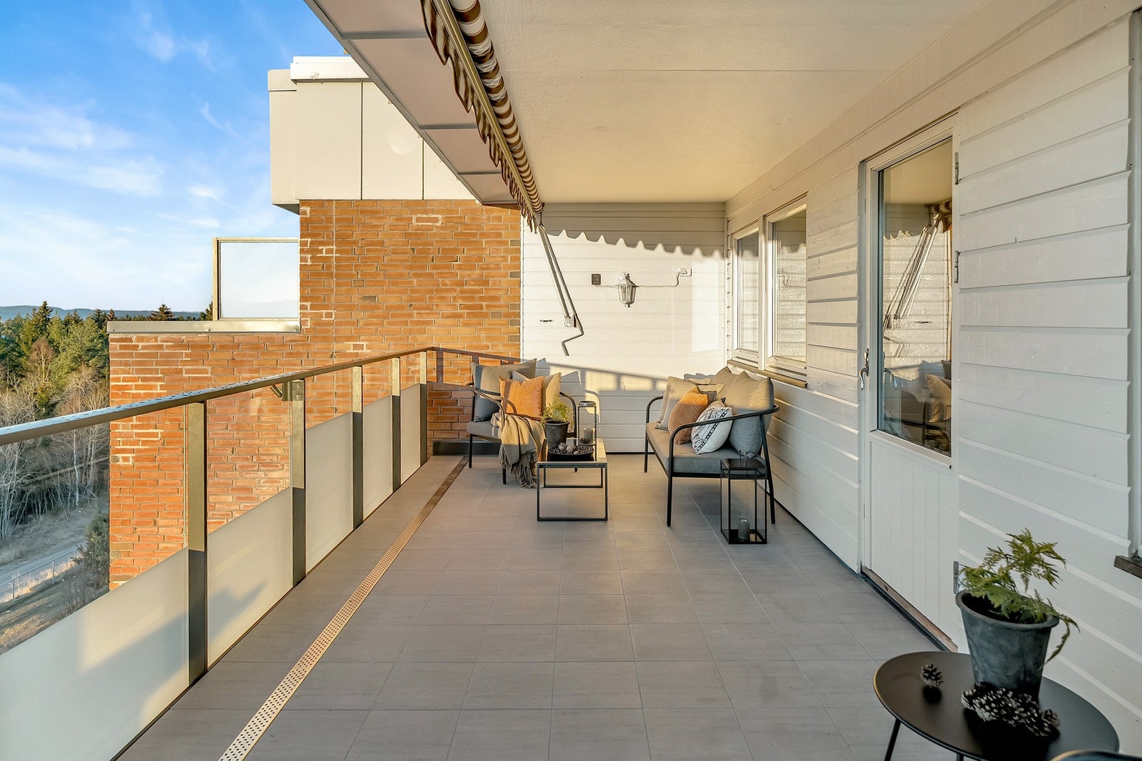 God plass til både sittegruppe, grill og hyggelig beplantning. Galleribilde