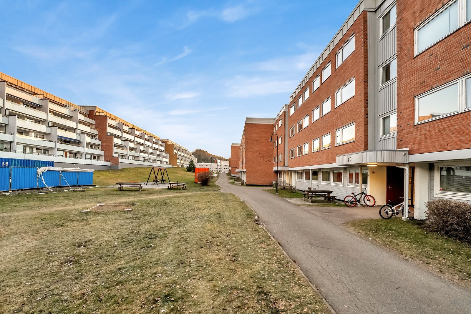 Felles tomt pent opparbeidet med plen, lekeplasser, sittegrupper, sykkelparkering og asfalterte internveier. Galleribilde