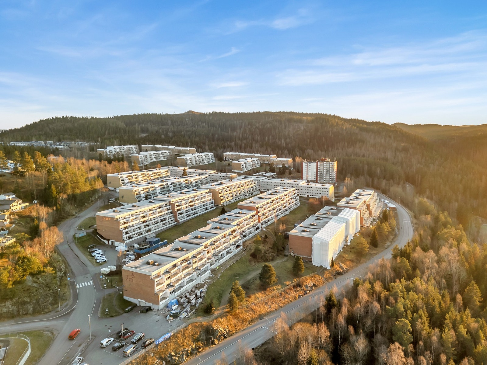 Elgtråkket 1C har en svært god intern beliggenhet på feltet, med kort vei til matbutikk, fotballbane og lekeplass. Galleribilde