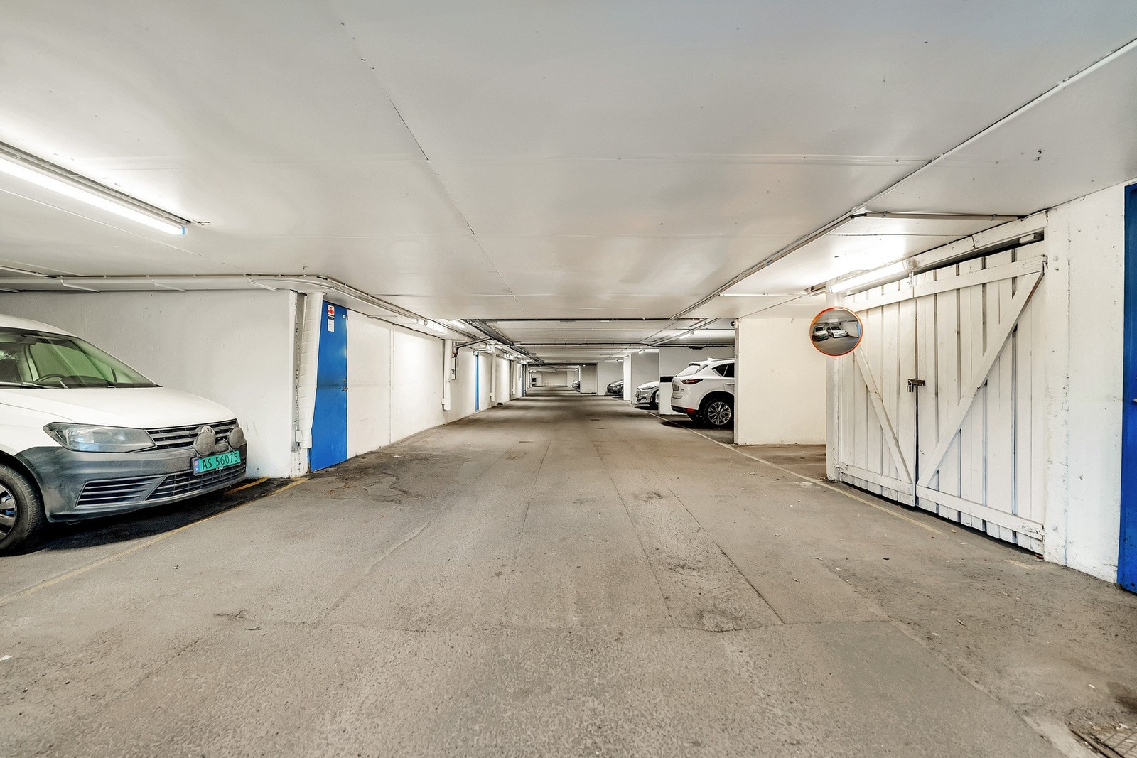 Alle leiligheter har en garasjeplass i garasjeanlegget. Galleribilde