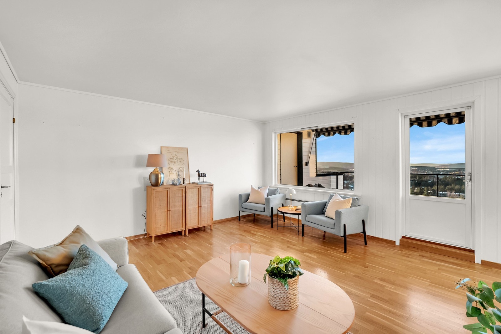 Stuen lar seg enkelt møblere med spisegruppe og sofagruppe med tv-møblement. Galleribilde