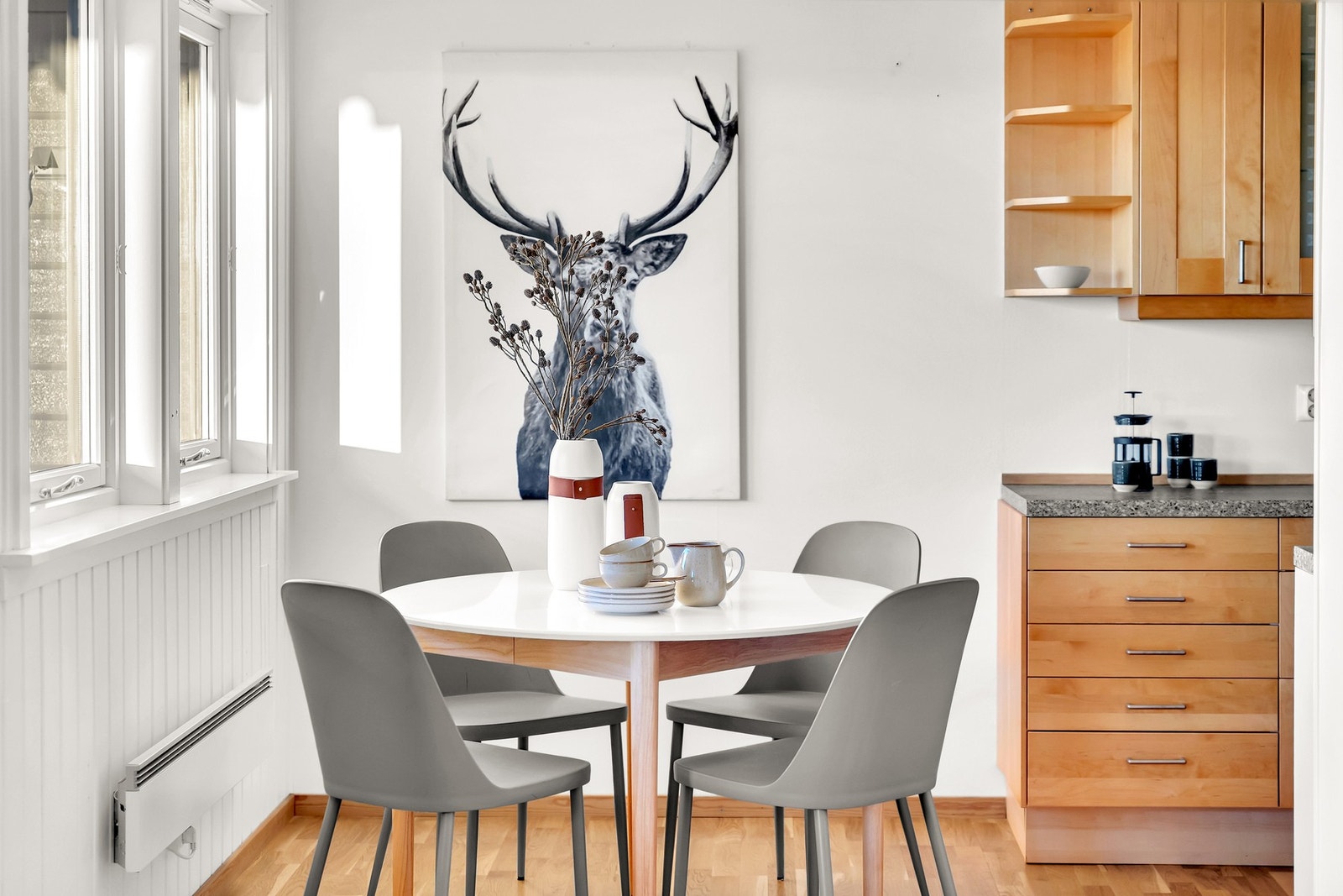 Eldre kjøkkeninnredning med profilerte fronter og benkeplater av laminat. Galleribilde