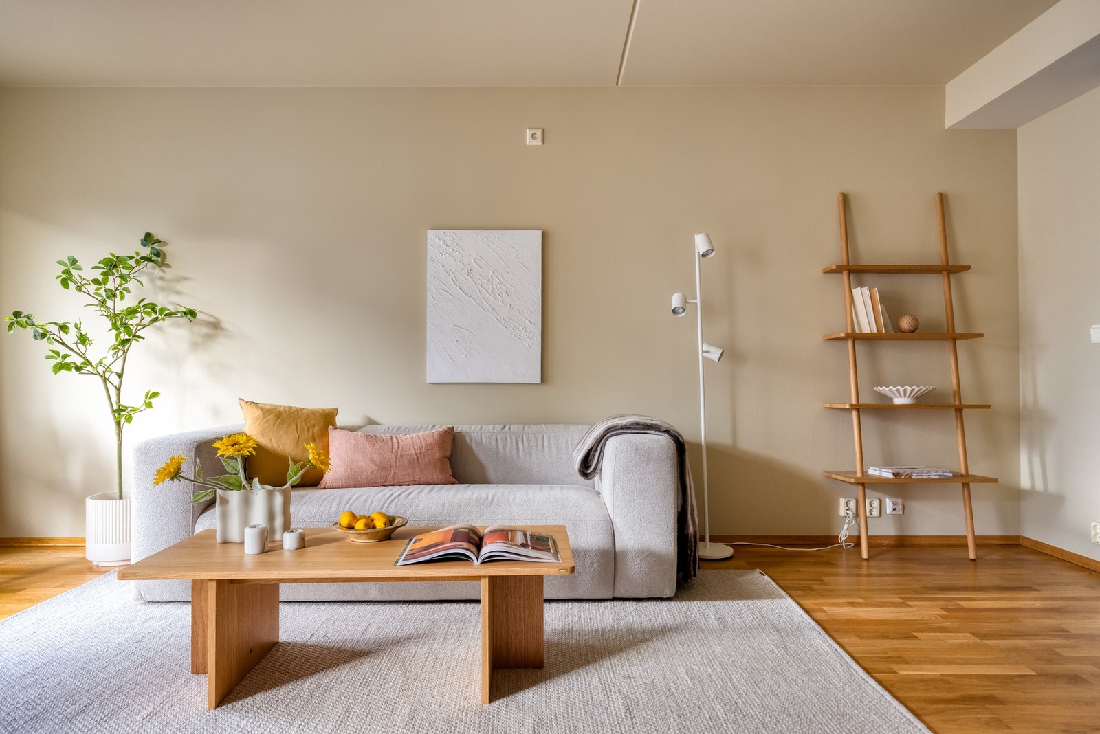 Alle overflater er malt i moderne farger og på gulvet er det parkett. Galleribilde
