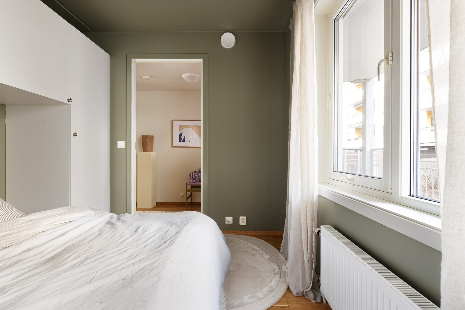 Rommet er malt i lune farger. Galleribilde