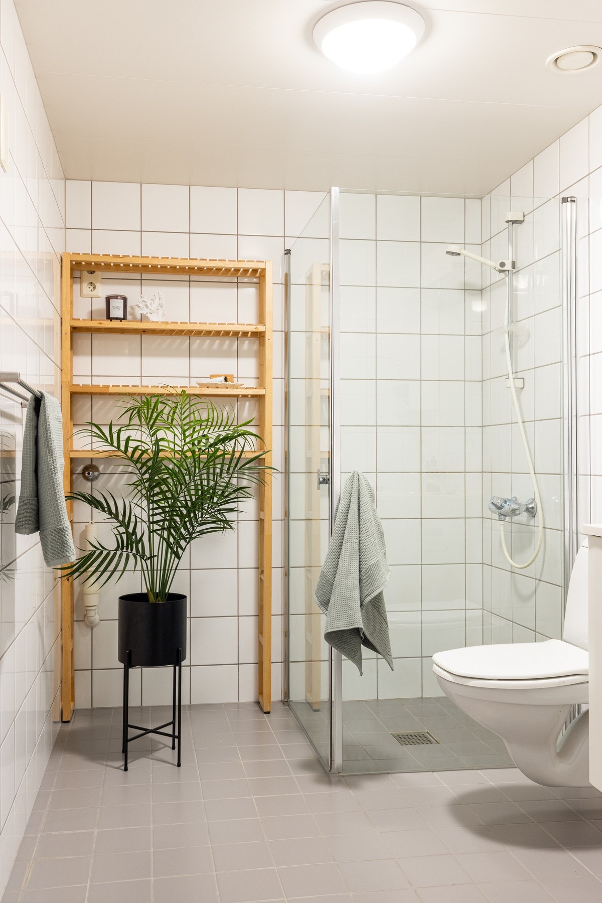 Videre er det vegghengt toalett og dusjhjørne med svingbare dører som frigjør plass på gulvet. Det er opplegg for vaskemaskin og plass til tørketrommel. Galleribilde