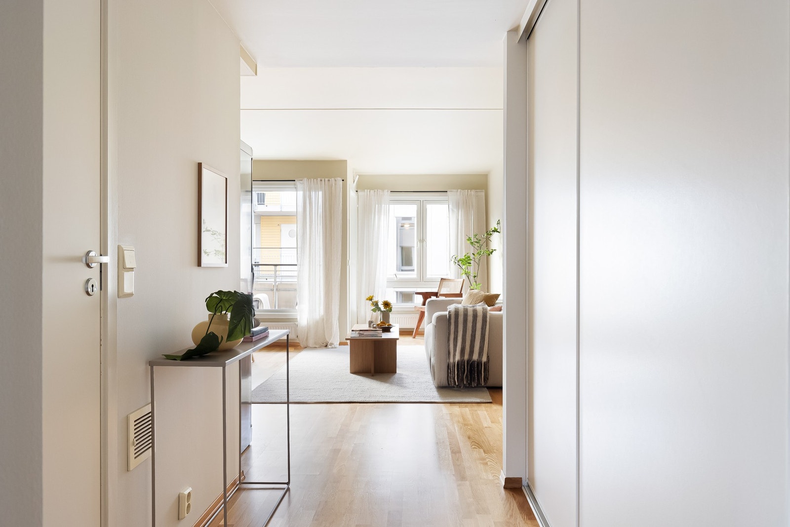 Stor skyvedørsgarderobe i entréen gir godt med oppbevaring. Galleribilde