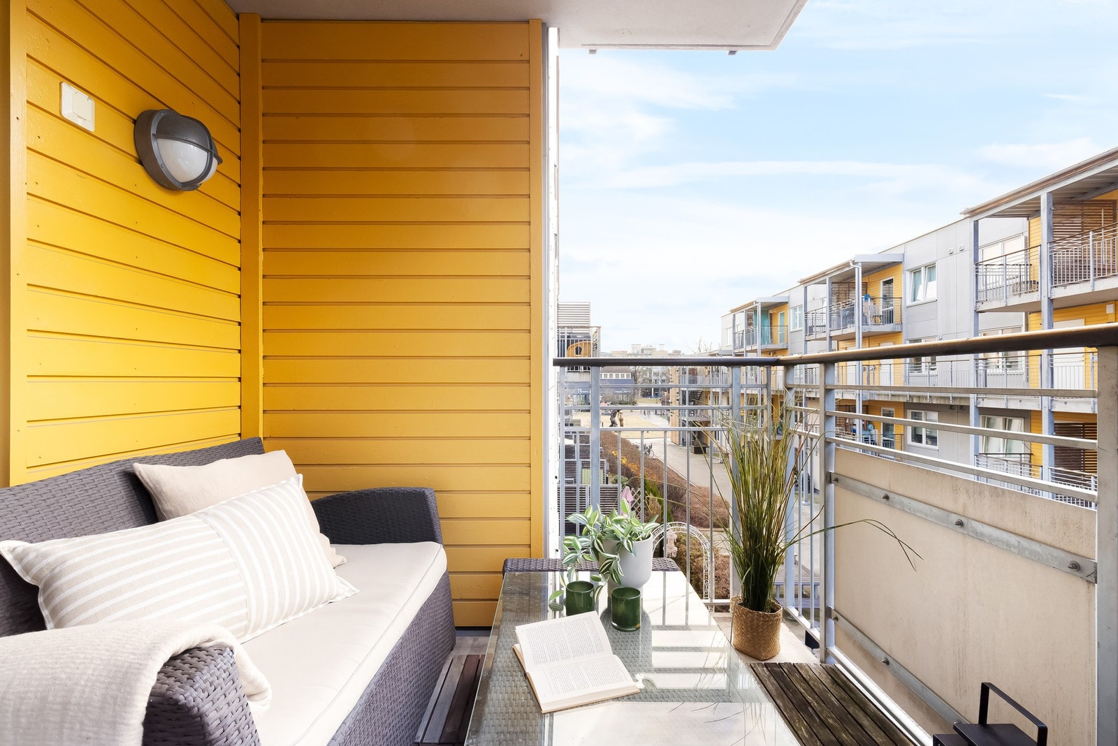 Plass til sittegruppe, grill og beplantning. Galleribilde
