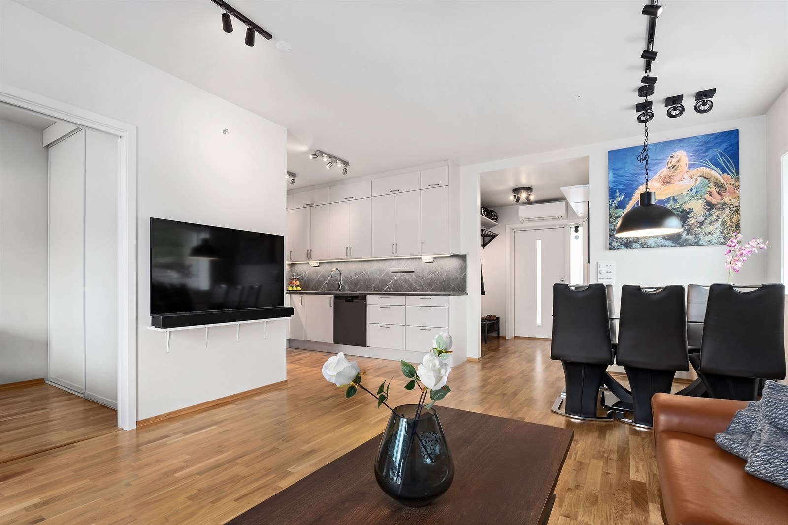 Stove/kjøkken i opa løysing med god palss til stor sofagruppe og spisebord Galleribilde