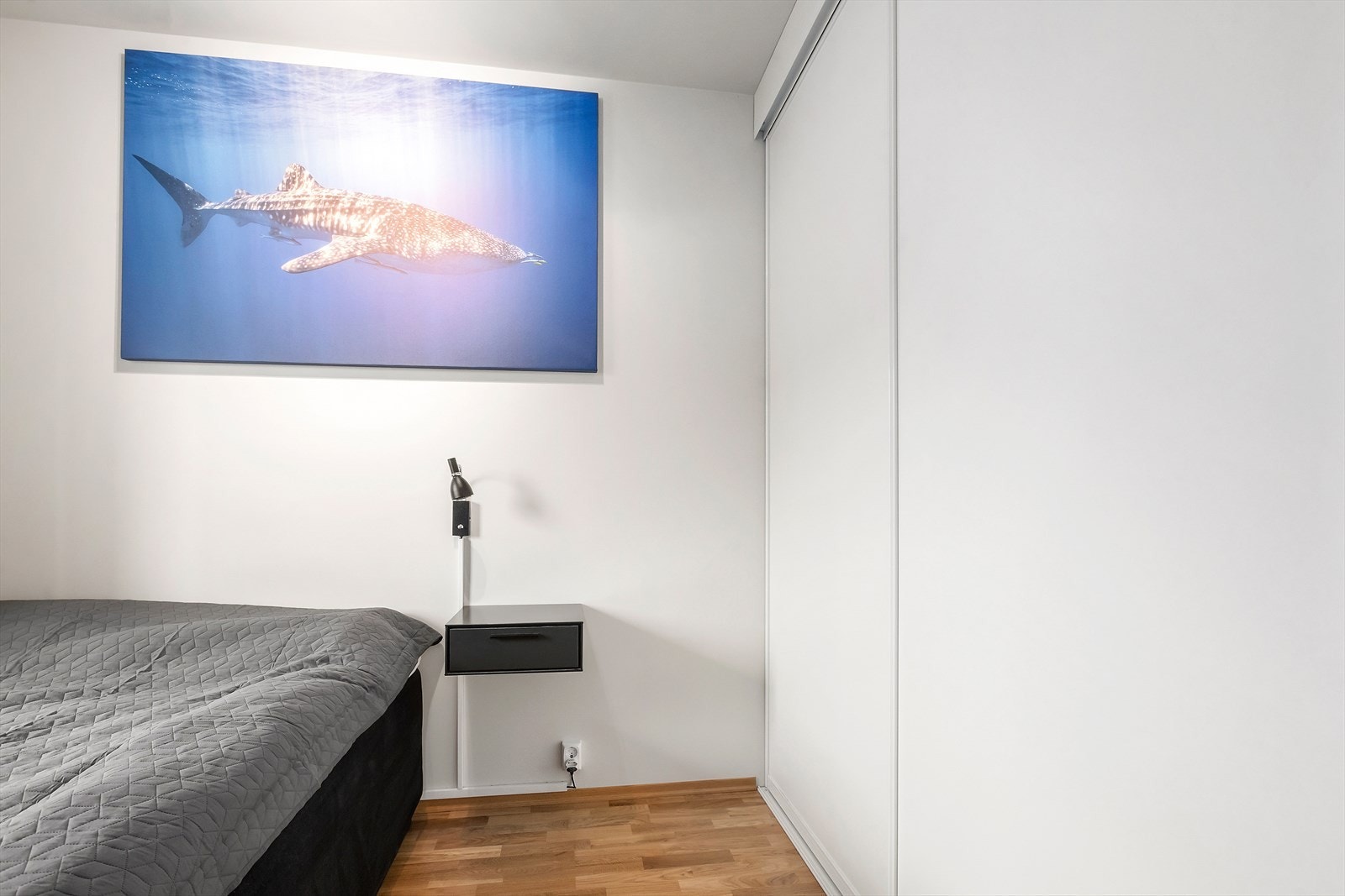 Soverom innreiia med skyvedørsgarderobe med god plass Galleribilde