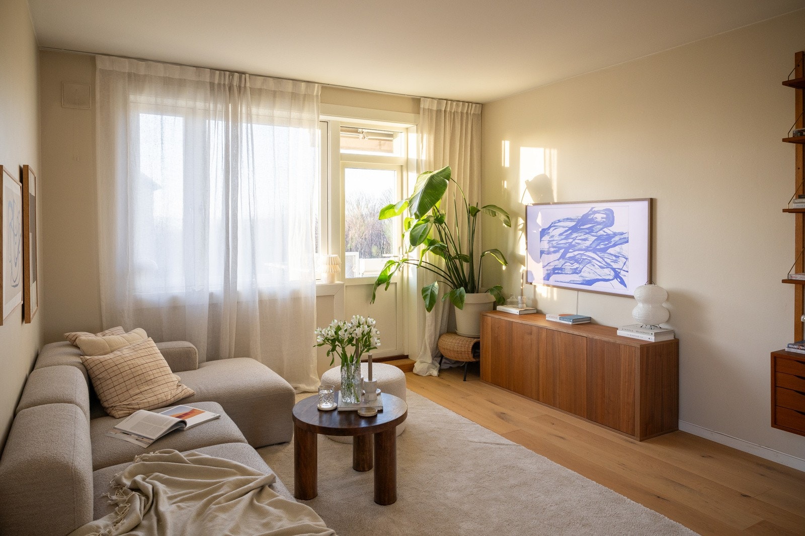 Store vindusflater slipper inn rikelig med naturlig lys fra øst mot vest. Galleribilde