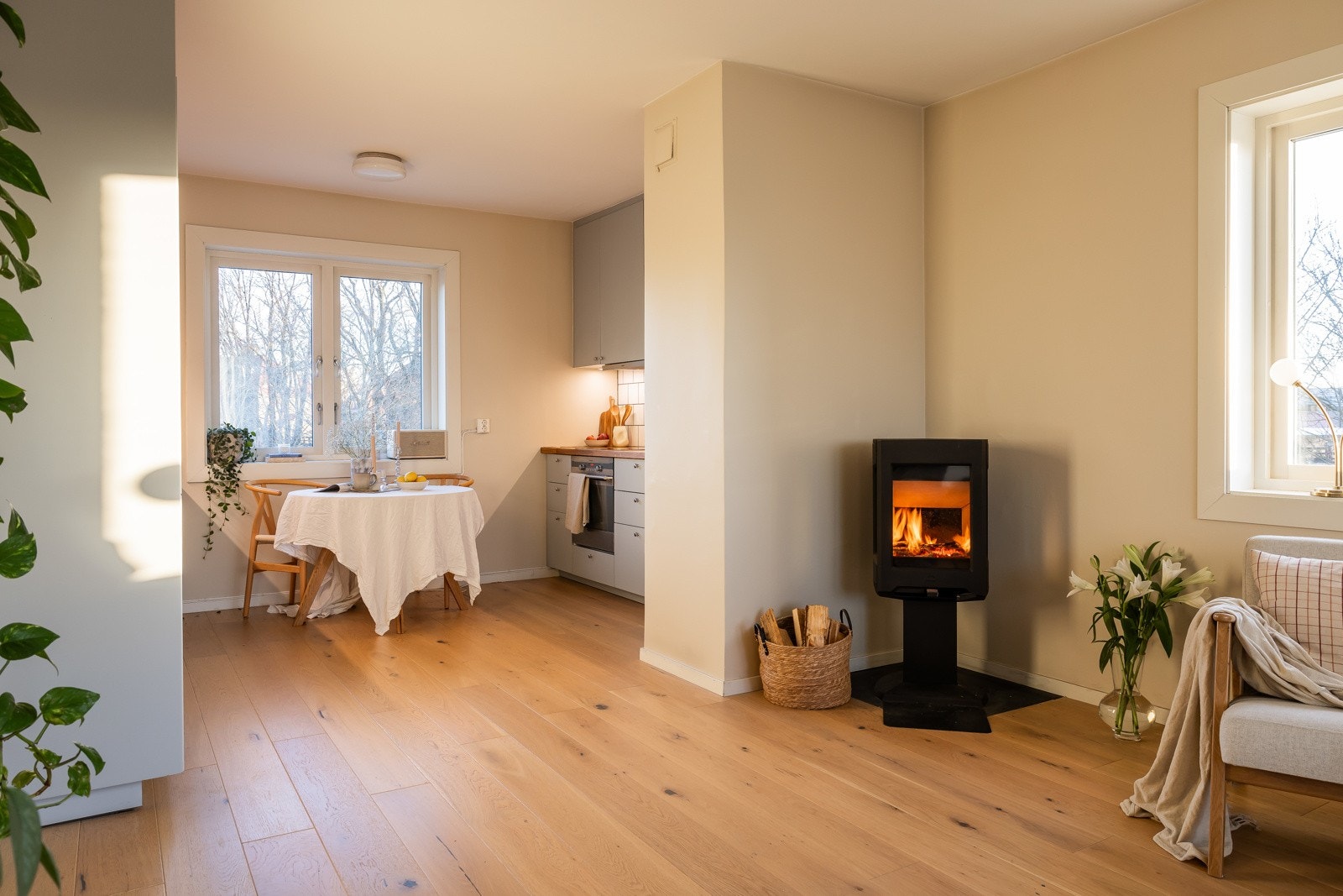 Endring av planløsning har stor verdi for lysforhold i boligen (vegg mellom stue og kjøkken fjernet av tidligere eier). Galleribilde