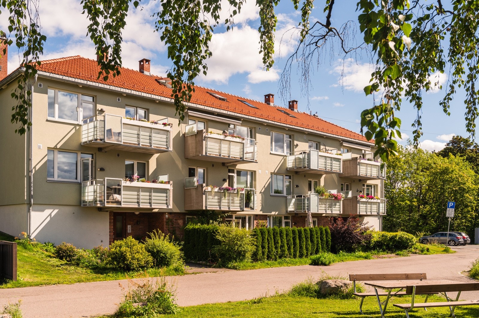 Beboere opplever at de bor "midt i en park" sentralt i byen. Leiligheten ligger i kort gåavstand til nye tøyenbadet, Tøyenparken, Carl Berner og Hasle. Galleribilde