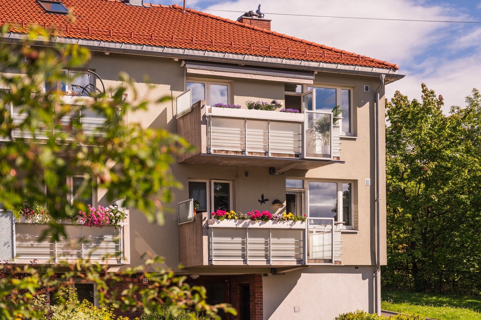 Fasaden gir et solid førsteinntrykk, med rehabiliterte tak, etterisolerte fasader, vinduer og balkonger fra 2012, alt i regi av borettslaget. Galleribilde