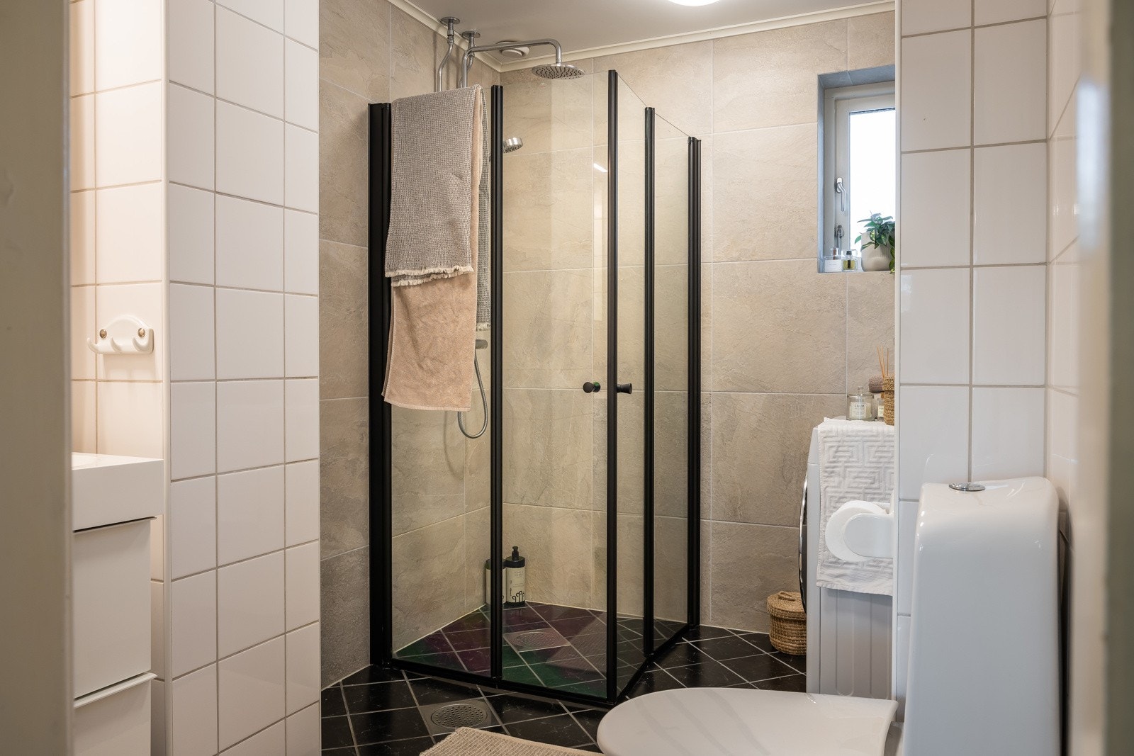 Badet ble opprinnelig oppgradert i regi av borettslaget i 2004/2005, med nytt sluk, membran, gulvvarme og moderne sanitærutstyr. Galleribilde