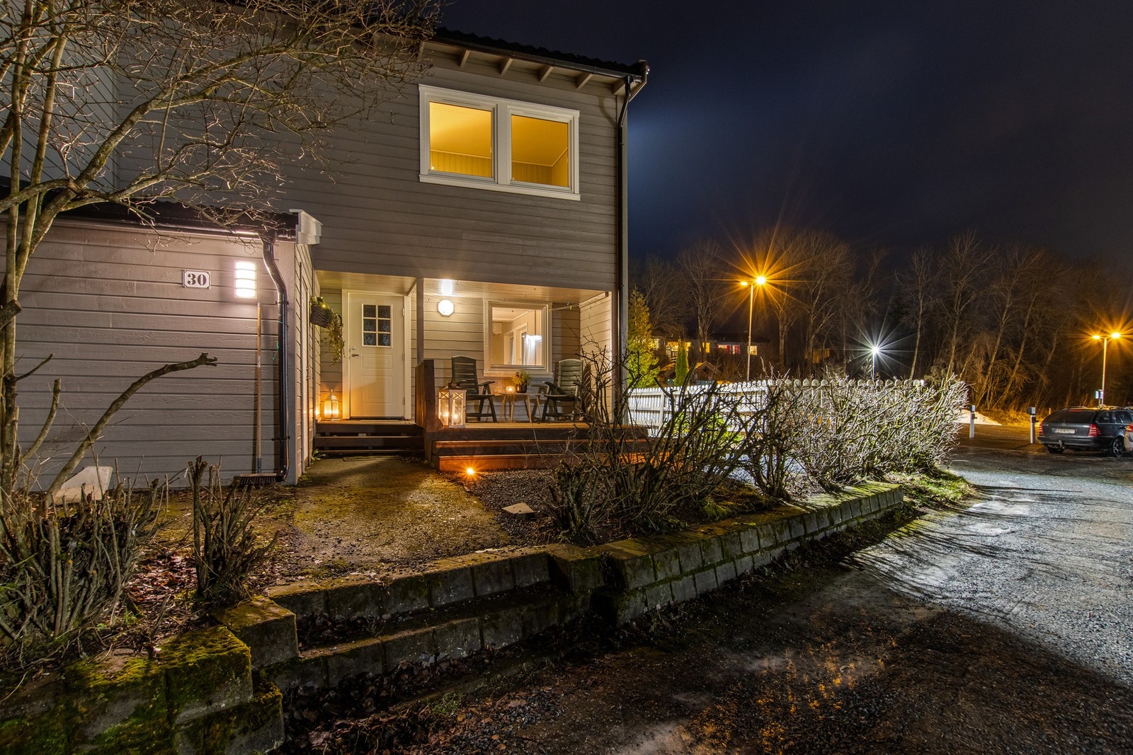 Inngangsparti - boligen har terrasse rundt hele boligen. Parkering på oppstillingsplass rett ved boligen, på borettslagets eiendom. Galleribilde