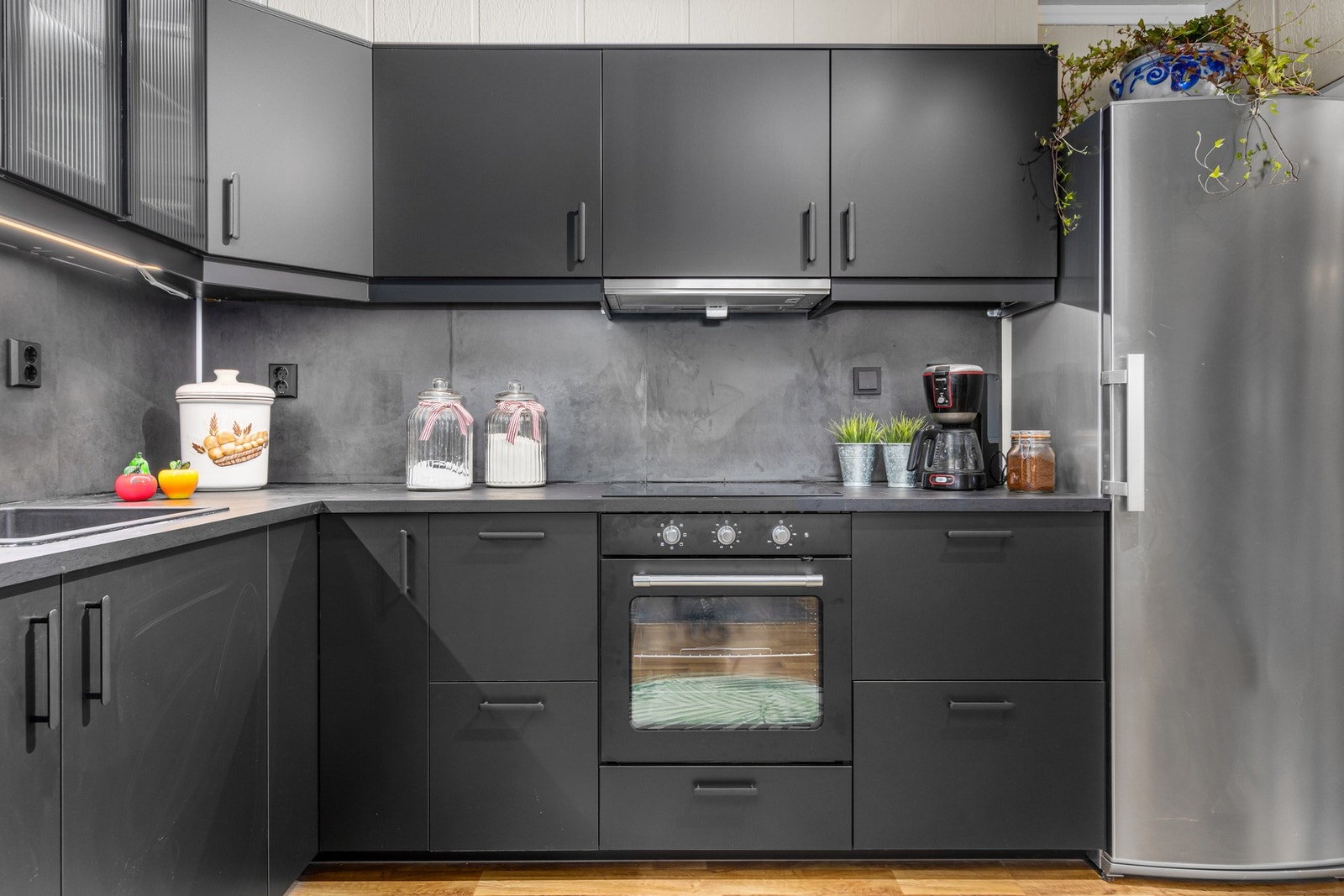 Kjøkken med integrert steketopp og stekeovn. Galleribilde