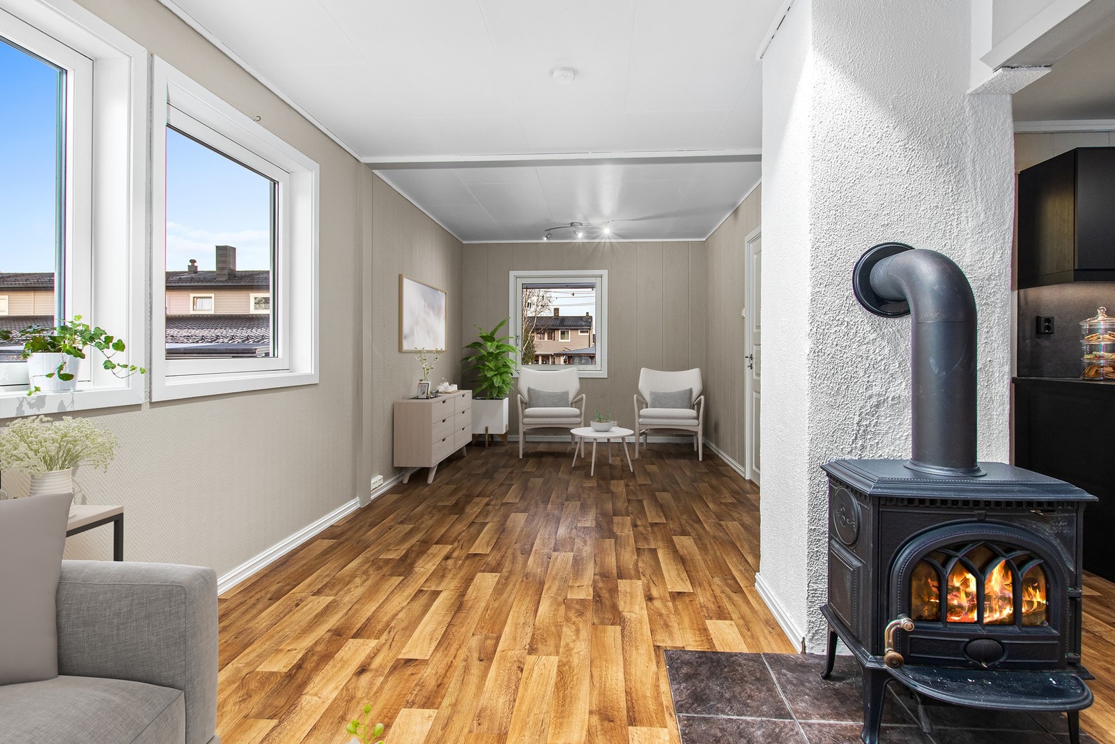 Stue med mulighet for ekstra soverom. Boligen oppvarmes med elektrisk oppvarming, vedfyring samt en varmepumpe montert i stua. Galleribilde