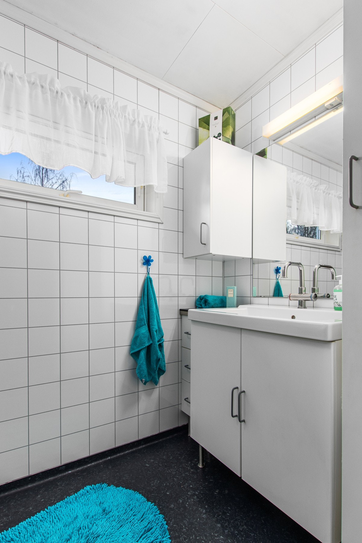 Bad med belegg på gulv og våtromsplater på vegg. Galleribilde