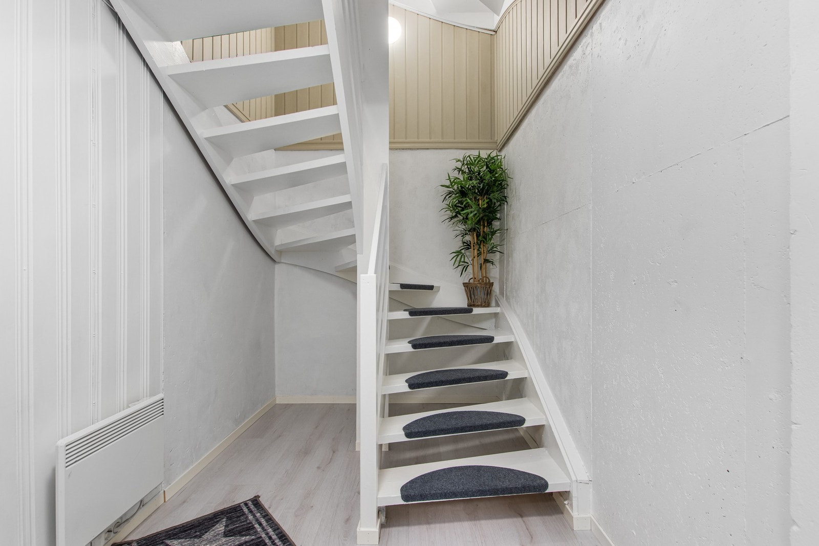 Trapp fra kjeller til 1. etasje. Galleribilde