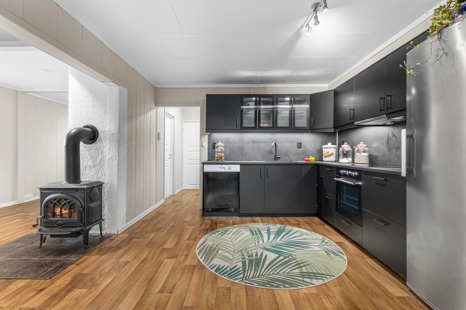 Kjøkken med god skap- og benkeplass. Galleribilde