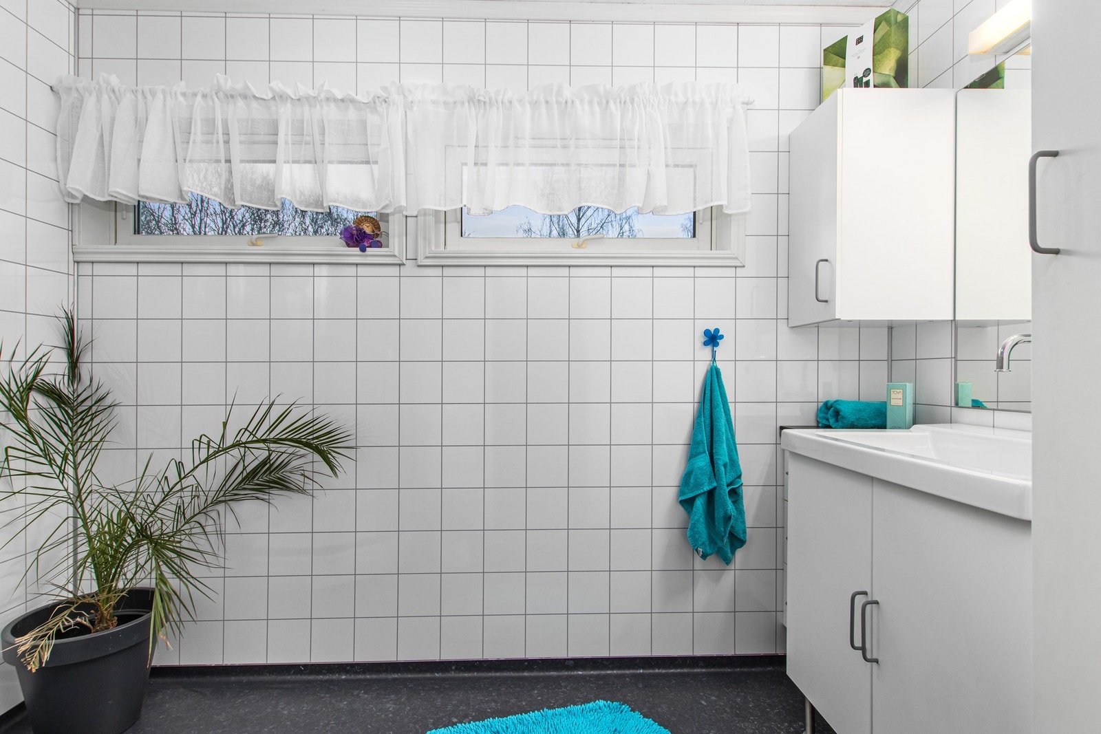 Lyst bad fra 2011. Badet inneholder dusjkabinett, wc og servant i innredning. Galleribilde