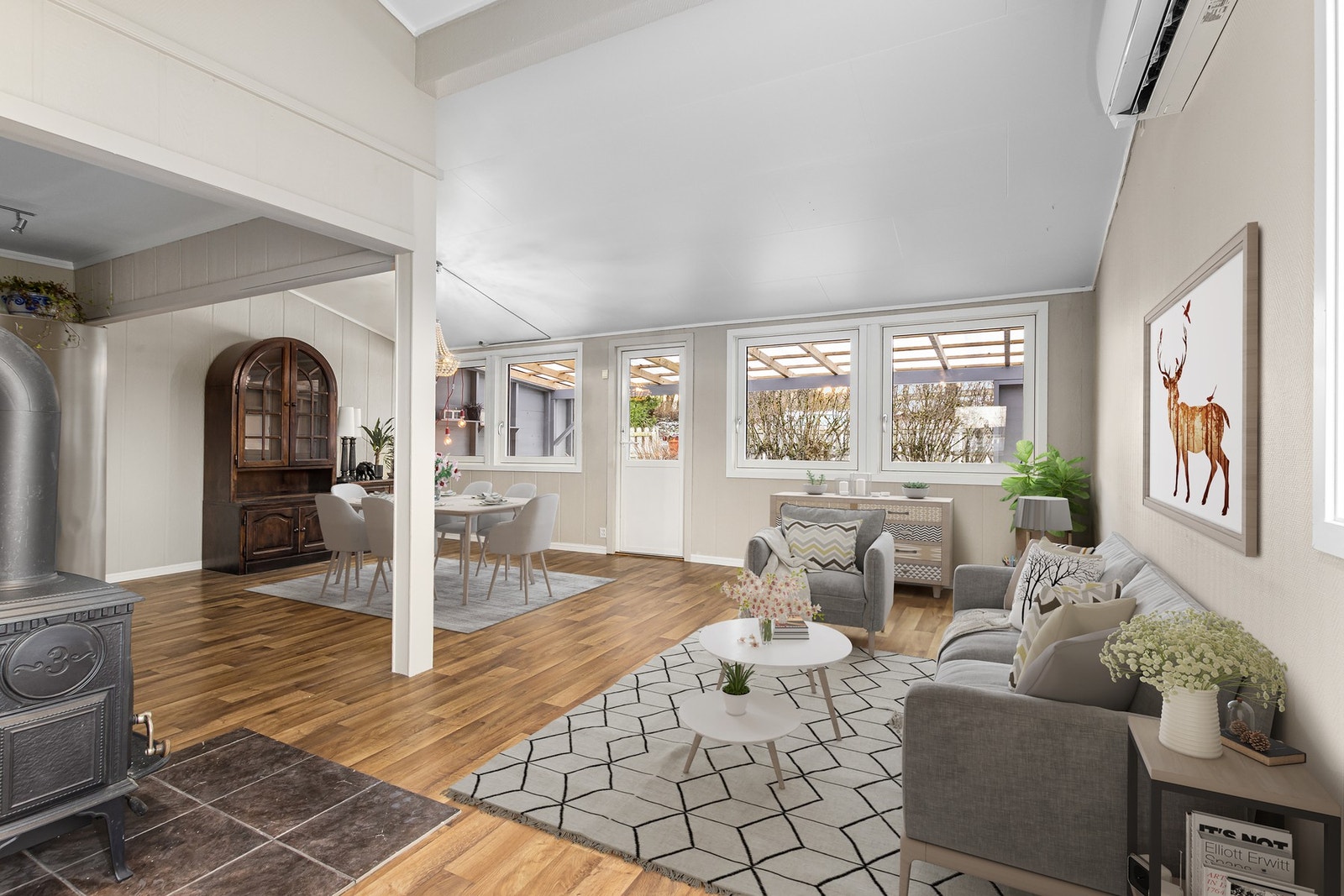 Rekkehuset har en lys og romslig stue på 49 kvm. Stue med god takhøyde som gir en god romfølelse. Galleribilde