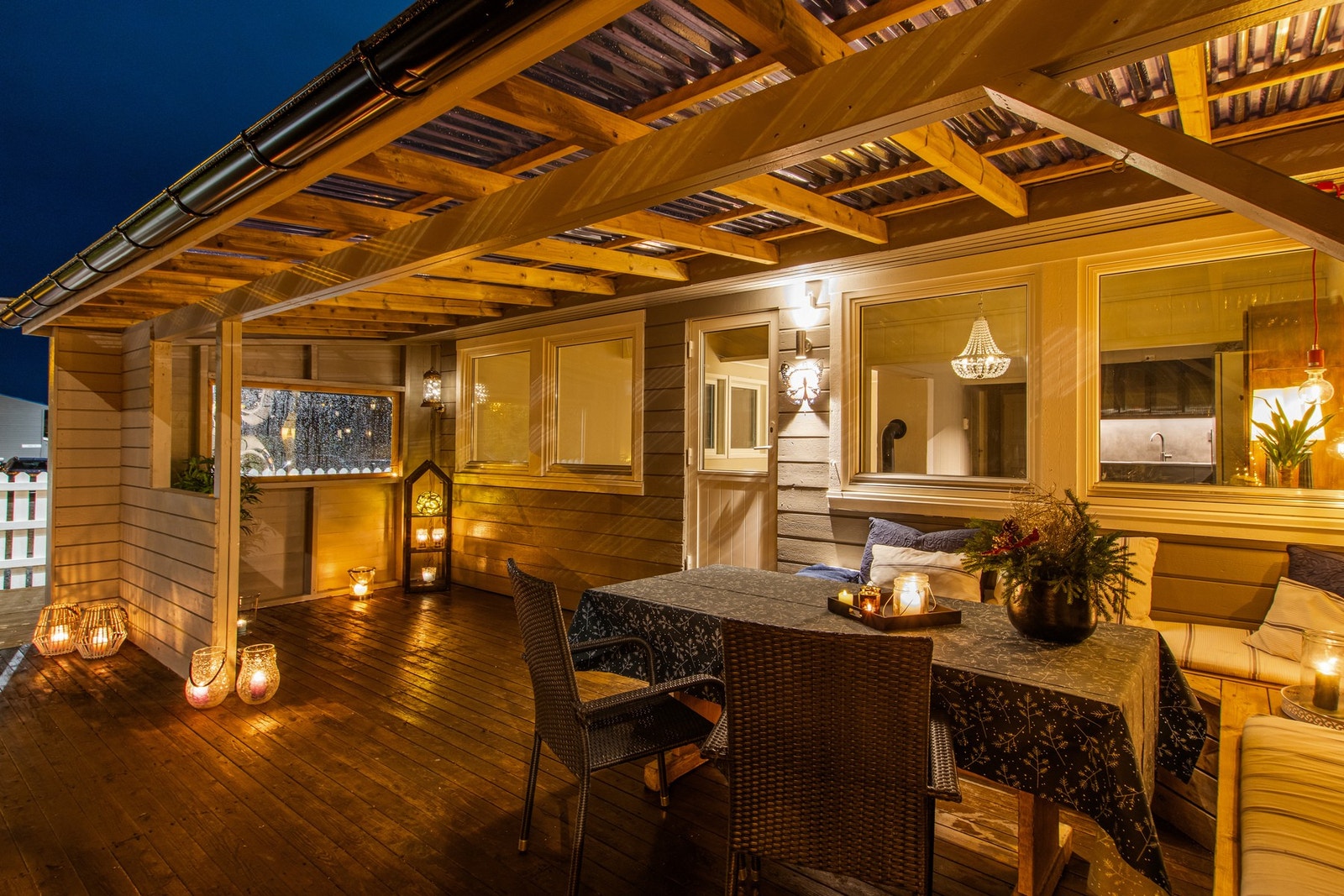 Koselig uteområde med delvis takoverbygd terrasse. Takoverbygg nytt i 2024. Galleribilde