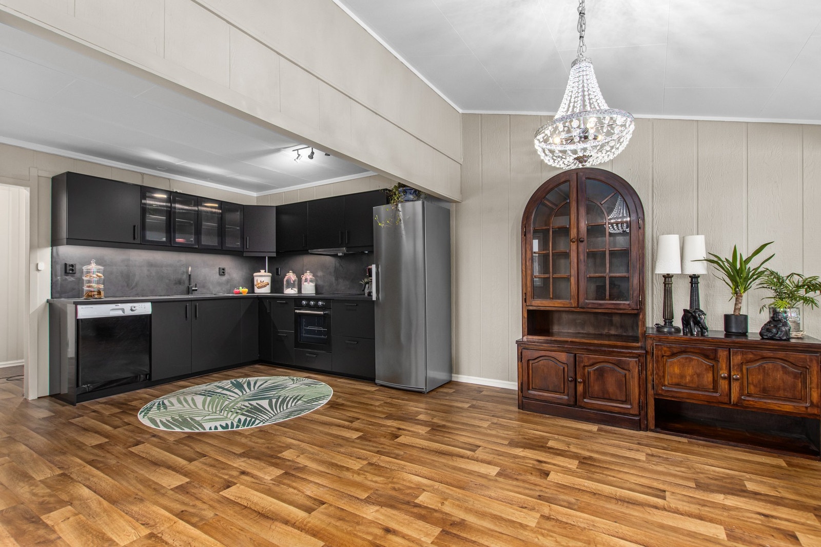 Stue/kjøkken med både god plass til spisegruppe samt sofagruppe. Galleribilde