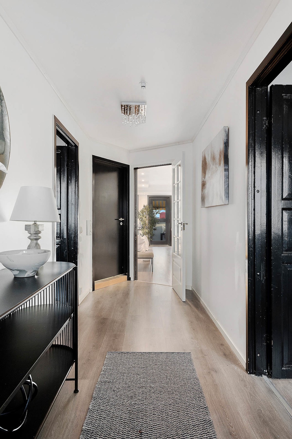 Lys og innbydende entré med plass til å henge fra seg yttertøy og sko Galleribilde