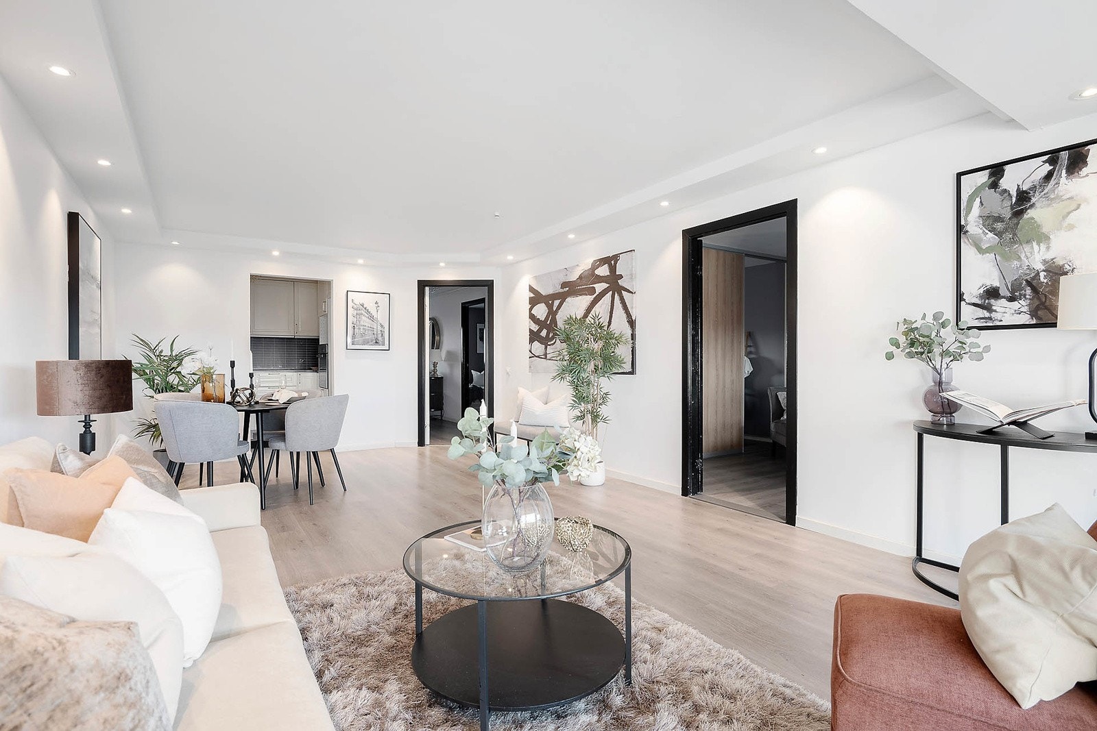 Lys og luftig stue med god plass til sofagruppe, tv-benk og spisebord Galleribilde