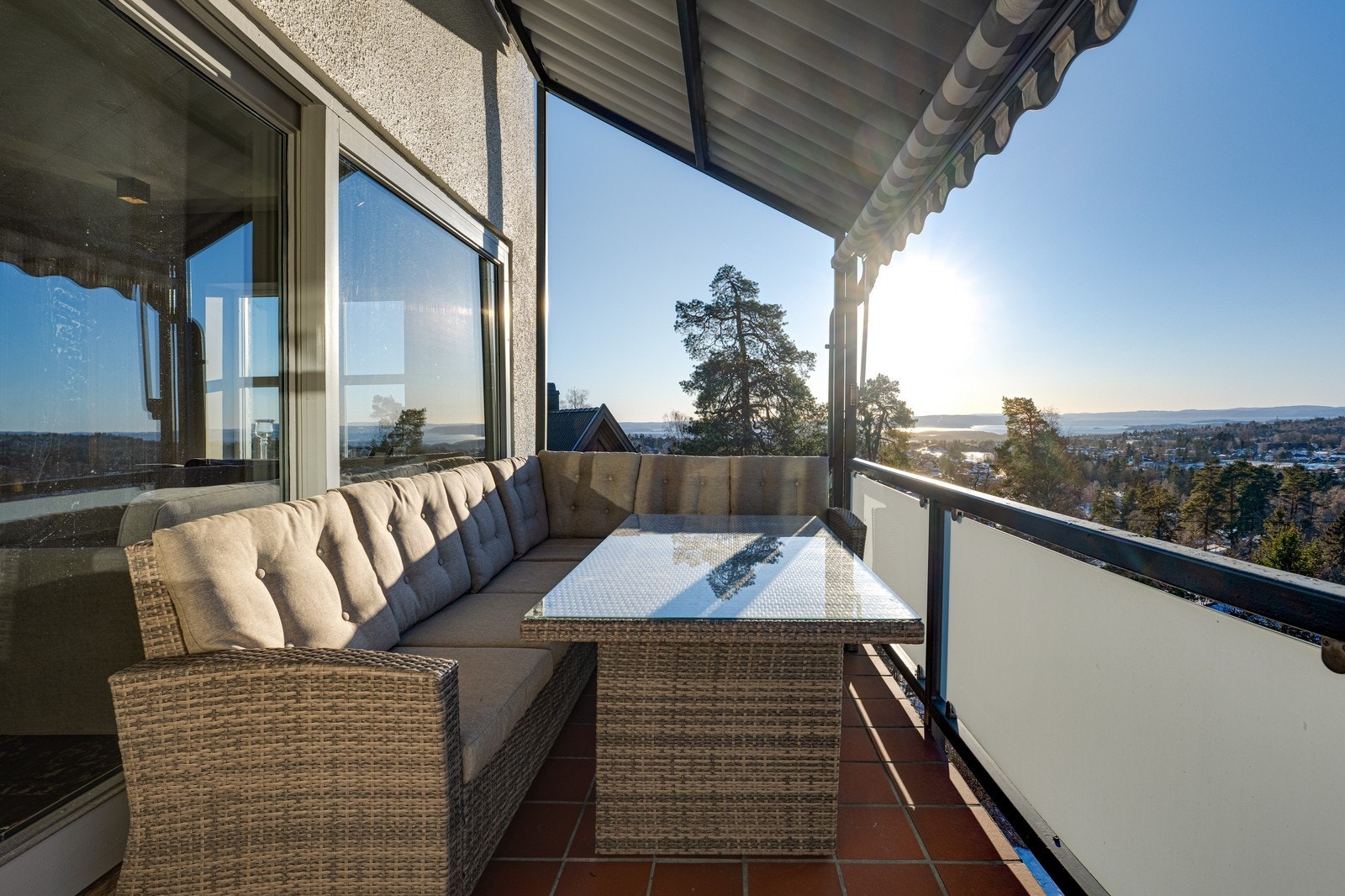 Solrik balkong med flott utsikt over Oslofjorden Galleribilde