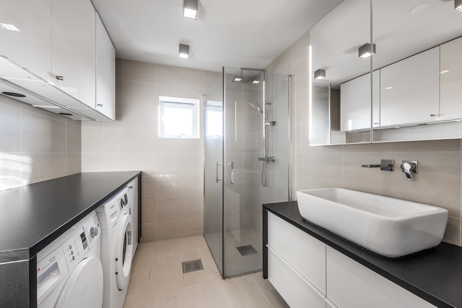 Delikat bad med vaskemaskin, tørketrommel og varme i gulv Galleribilde