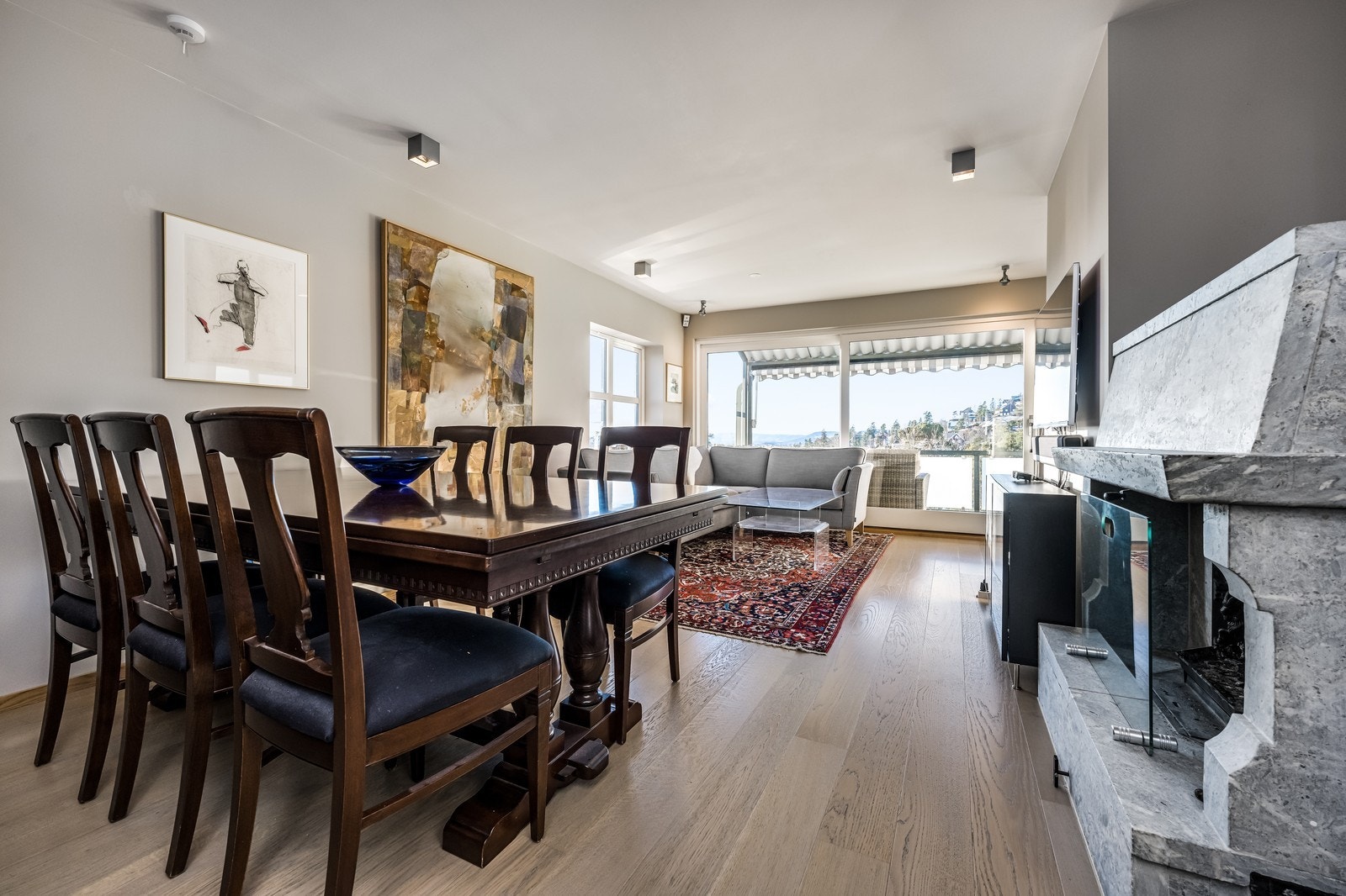 Romslig stue med god plass til spisebord Galleribilde