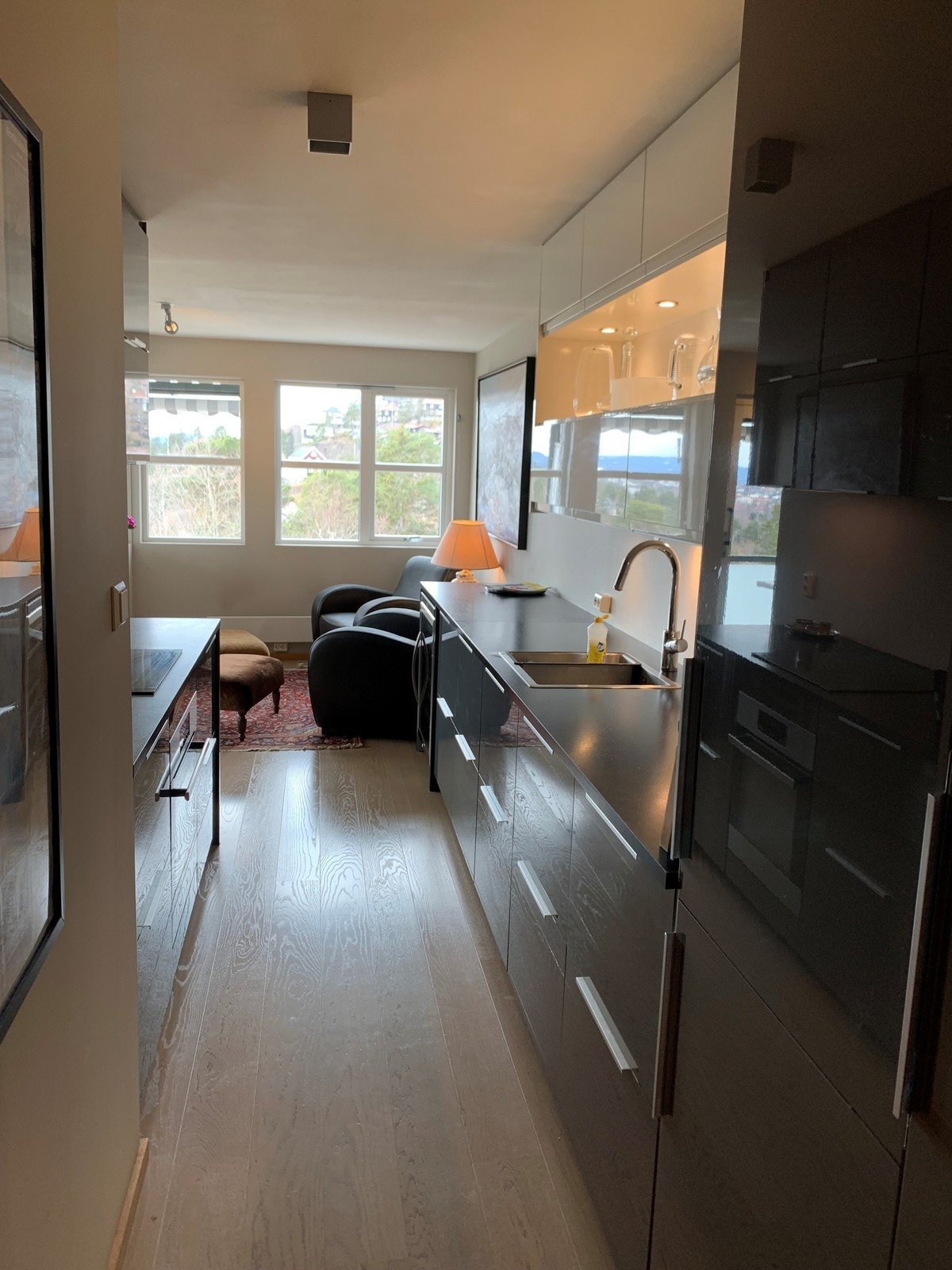 Kjøkken: rikelig skap- og benkeplass Galleribilde